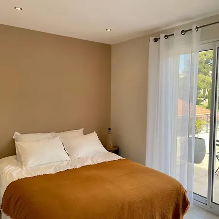 Apartment Spacieux A Proximite Du Port: Clim Et Parking